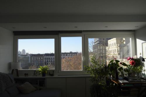 Ventanas pivotantes en aluminio con RPT que ofrecen unas vistas espectaculares del centro de Madrid. 