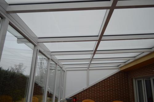 Lucernario fabricado e instalado en la terraza de un chalet para aprovechar el espacio en cualquier estación. 