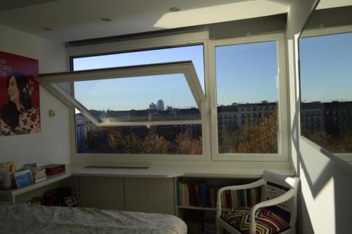 Ventana pivotante en aluminio con RPT en habitación principal que ofrece gran luminosidad. 