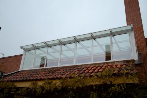 Lucernario fabricado e instalado en la terraza de un chalet desde abajo. 