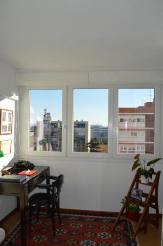 Ventana de dos hojas con fijo lateral en PVC instalada en un salón. 