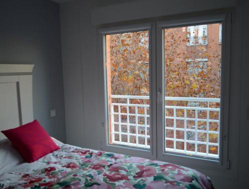 Ventana oscilobatiente de PVC en habitación principal que aporta gran luminosidad a la estancia. 
