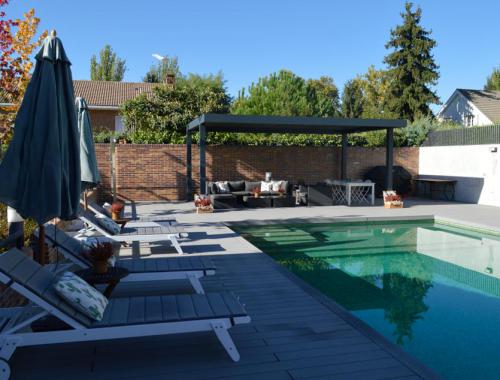 Reforma del exterior de una vivienda en la que se utilizó la madera tecnológica para el suelo. 