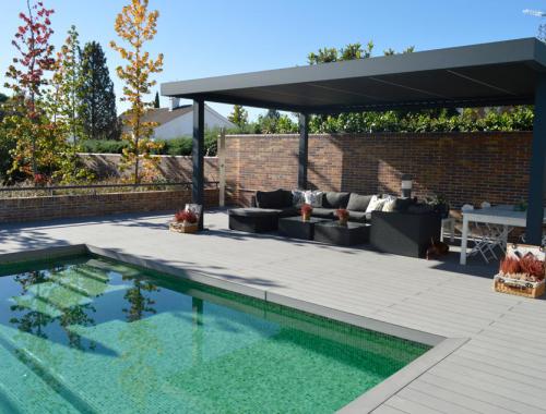 Reforma del exterior de una vivienda en la que se utilizó la madera tecnológica para el suelo. 