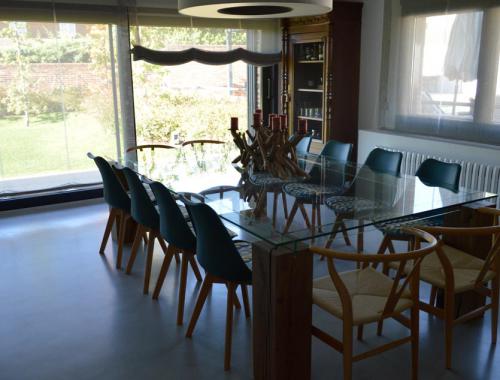 Las grandes ventanas y puertas fabricadas por Afandecor permiten aprovechar la luz natural. 