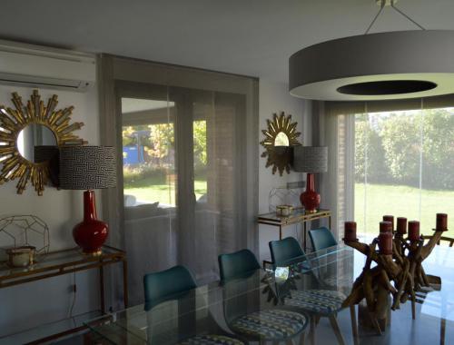 La luz natural proporciona una sensación de amplitud y combina a la perfección con los pequeños detalles decorativos. 