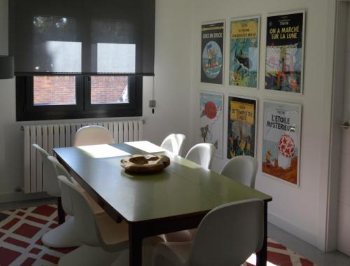 Espacio de cocina para el disfrute familiar con ventana central para aprovechar la luz natural. 