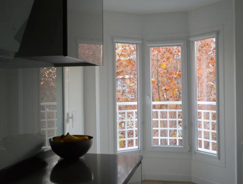 Mirador con ventana oscilobatiente de PVC en cocina que da un toque personal a la estancia. 