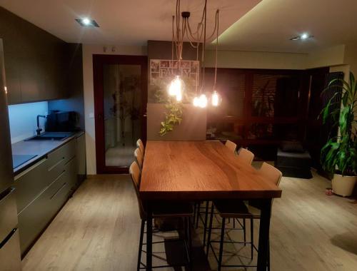 Cocina moderna, funcional y de diseño reformada por Afandecor. 