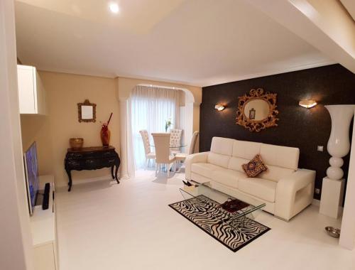 Cocina moderna, funcional y de diseño reformada por Afandecor. 