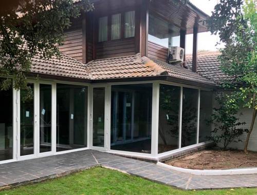 Cerramiento de porche en PVC color blanco.