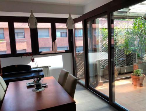 Cerramiento de ático en PVC color bronce.