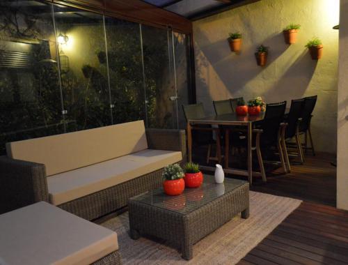 Cubierta de patio realizada bajo un techo de sándwich con tela asfáltica para conseguir un buen aislamiento.  