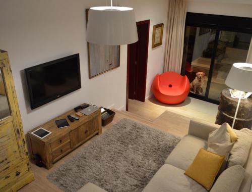 Salón a tres alturas construido sobre una cámara de aire para aislar la vivienda. 