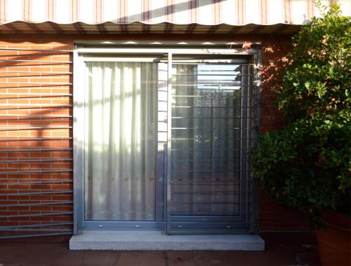 Puerta osciloparalela con perfilería de PVC de salida a la terraza. 