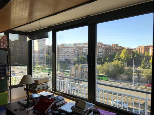 Ventana osciloparalela de más de 6 metros que proporciona un gran aislamiento acústico.
