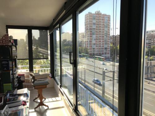 Ventana osciloparalela de más de 6 metros de color negro en el interior y blanco en el exterior.