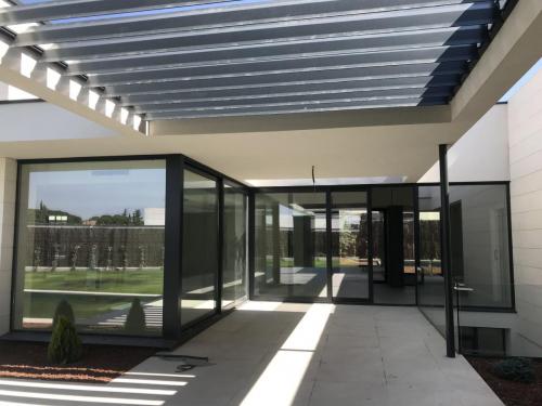 Fabricación e instalación de carpintería metálica en 12 viviendas unifamiliares de la constructora Ferbocar.