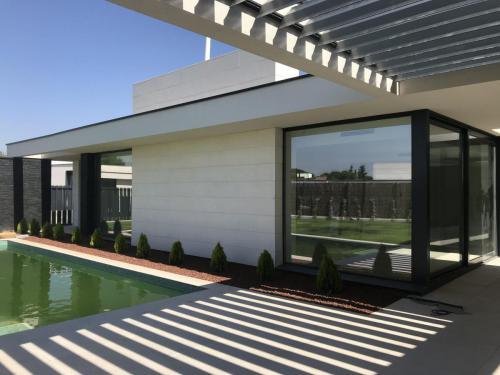 Fabricación e instalación de carpintería metálica en 12 viviendas unifamiliares de la constructora Ferbocar.