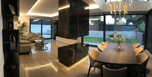 Panorámica general de salón donde fabricamos e instalamos dos fijos a doble altura y una puerta corredera de más de 5 metros.