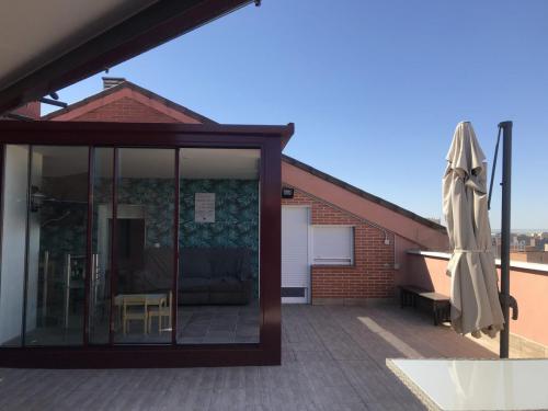 Cubierta vista desde el exterior en ático realizada para que los propietarios disfruten del espacio todo el año.