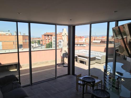 Cubierta vista desde el interior en ático realizada para que los propietarios disfruten del espacio todo el año.