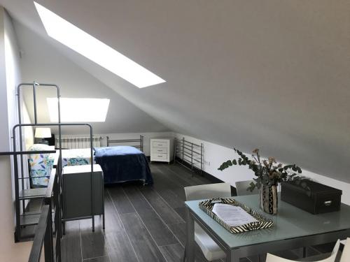 Habitación de invitados situada en la buhardilla de un ático. 