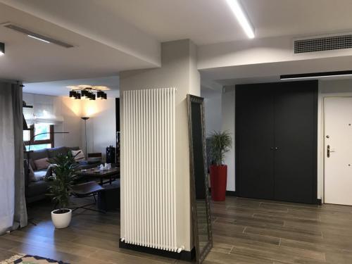 Radiador de diseño en la parte trasera de salón.