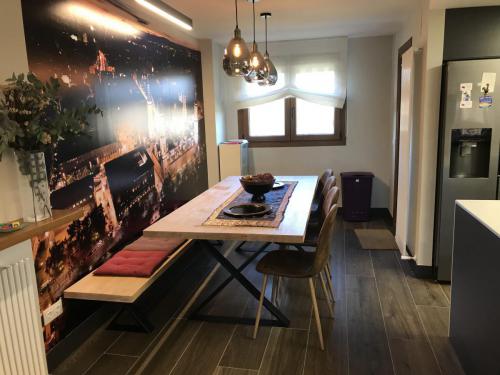 Comedor con vinilo lateral implantado según los gustos del cliente.