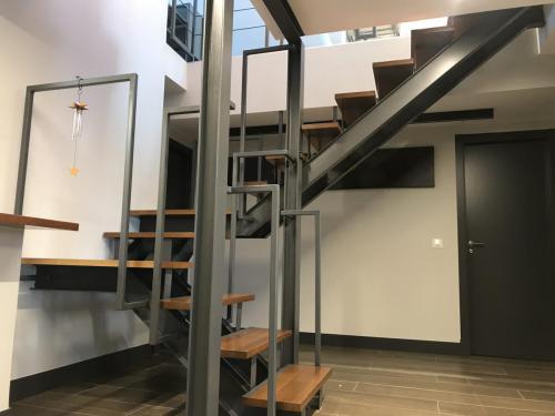 Cambio de situación de escalera realizada por zanca de acero laminado.