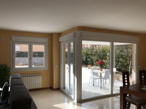 Fabricación e instalación de carpintería de PVC en esta vivienda del noreste de Madrid que se acogió al Plan Renove.