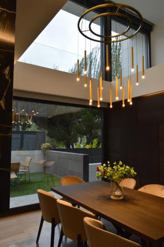 Fijos a doble altura y puerta corredera de más de 5 metros en color negro