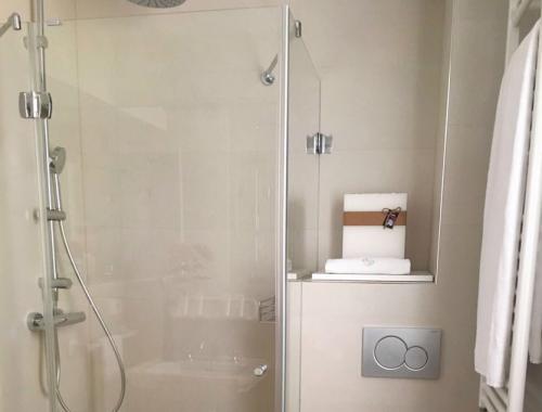 Reforma de baño en el que se ha optimizado el espacio, combinando practicidad con estética. 