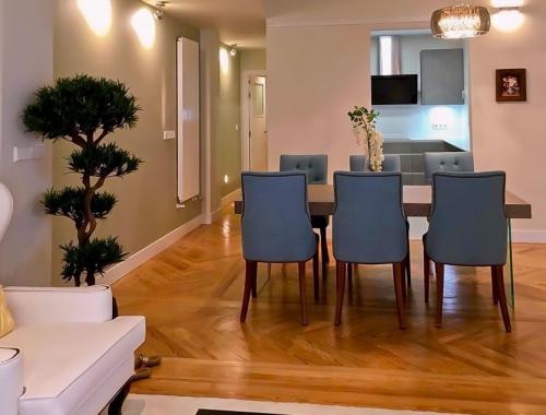 Salón en tonos claros que proporciona una sensación de amplitud y armonía.