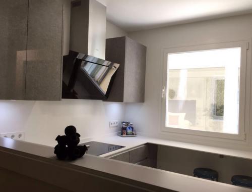 Cocina de diseño que combina buen gusto, comodidad y sencillez.