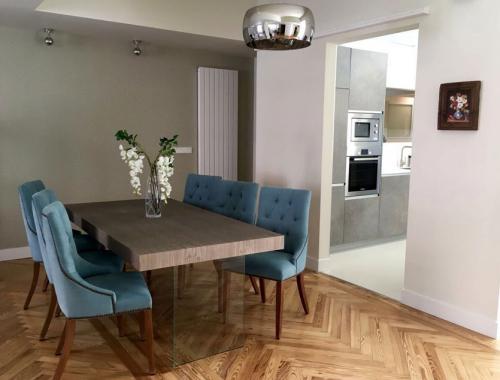 Salón comedor en tonos claros con apertura a cocina que da un toque personal al hogar. 