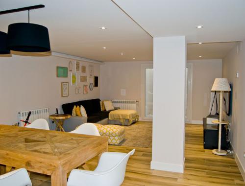 Salón comedor diseñado de forma armónica para crear una sensación de espacio y de orden. 