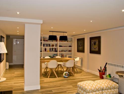 Salón comedor diseñado de forma armónica que aprovecha las peculiaridades del espacio. 