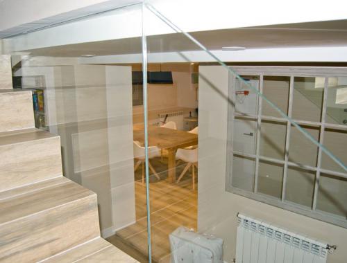 Escalera metálica y de cristal diseñada a medida según los gustos del cliente. 