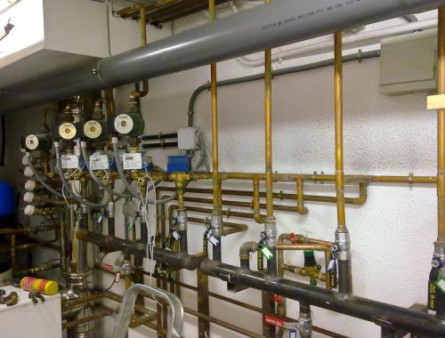 Instalación completa del sistema de tuberías y conductos en una empresa. 