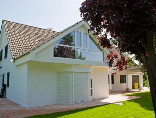 Cerramiento de chalet en PVC con cristal bajo emisivo.