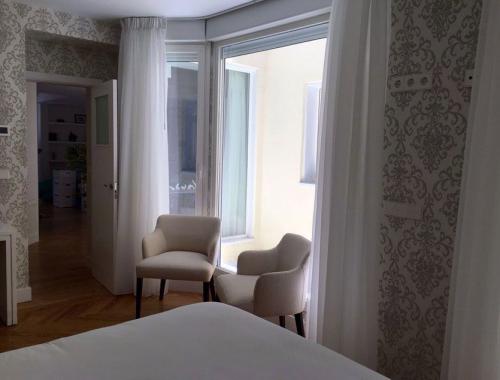 Ventana de PVC en dormitorio que proporciona mucha luminosidad al espacio.