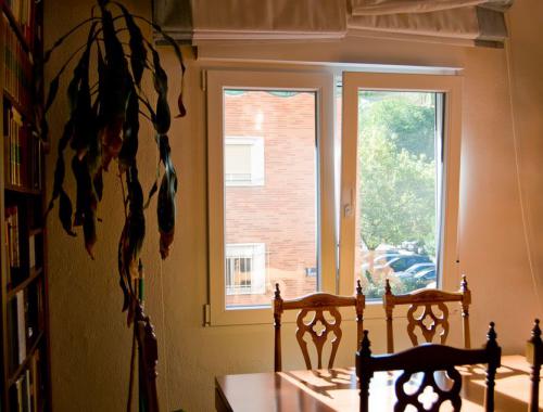 Ventana oscilobatiente de PVC en salón.