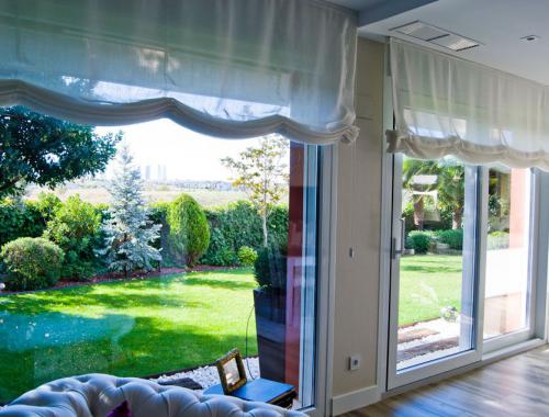 Ventanal fijo (izquierda) y ventana corredera elevadora (derecha) de PVC desde el interior.