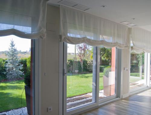 Ventanal fijo (izquierda) y ventana corredera elevadora (derecha) de PVC desde el interior.