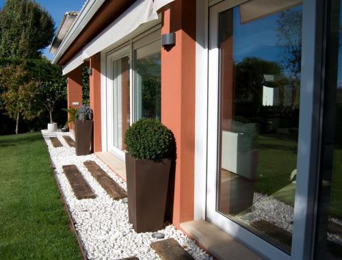 Ventana corredera elevadora de PVC desde el exterior.