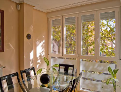 Ventana oscilobatiente de PVC en salón.