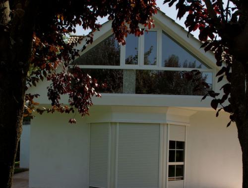 Cerramiento de chalet en PVC con cristal bajo emisivo.