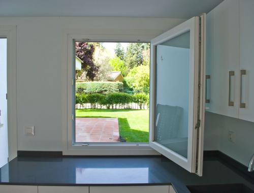 Ventana oscilobatiente de PVC con cierre antifalsamaniobra de salida a exteriores.