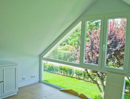 Cerramiento de chalet desde el interior en PVC con cristal bajo emisivo.